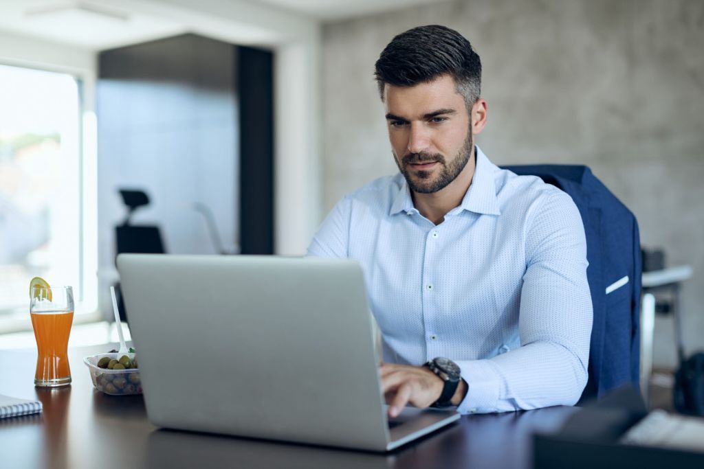 Empresário consultando cheques no sistema